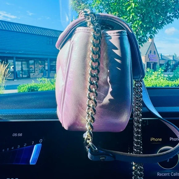 Gucci Pink Crossbody Bag with Chain Strap and Structured Shape - Picture 5 of 7